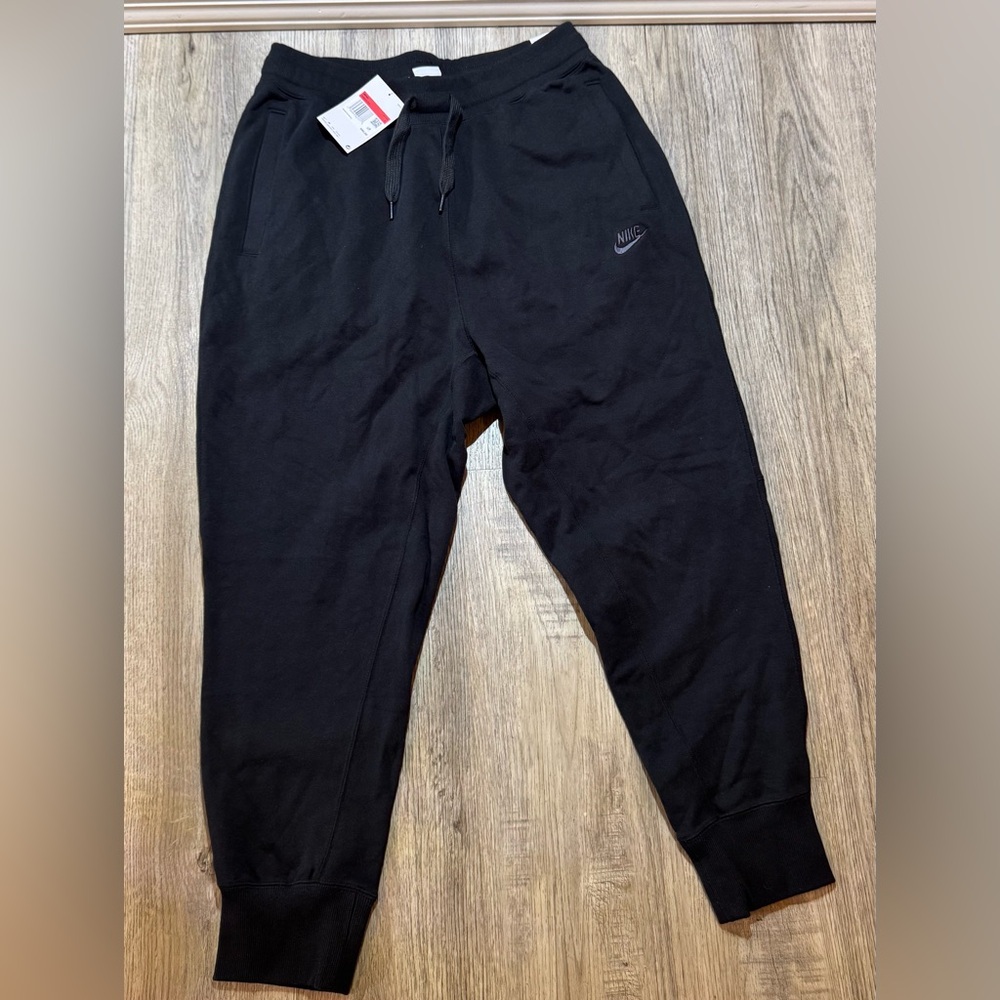 NIKE
SPORTSWEAR CLASSIC FLEECE PANTS
Men – Black/Off Noir DA0019 010